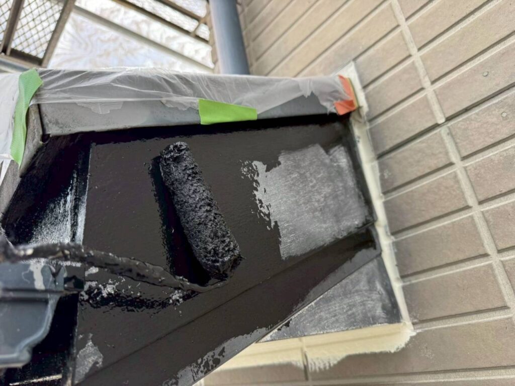 軒先は外観上も目立ちやすいため、外壁とあわせて仕上げることで、建物全体をまとまりのある状態へ整えています。
